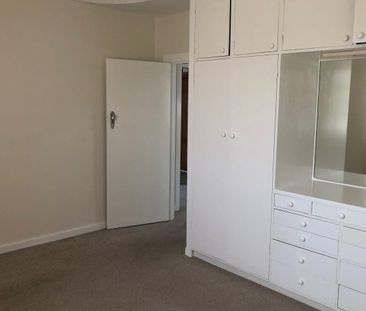 🏡Light Filled 2-Bedroom Home Opposite Parkland - Photo 4