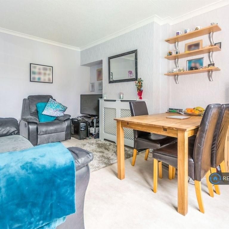 4 bedroom semi-detached house to rent - Photo 1