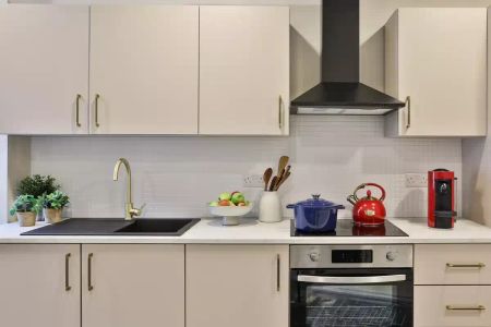 Premium 4 Bed Apartment - Photo 5