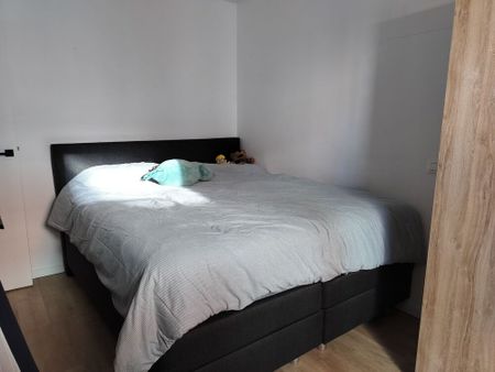 Centraal gelegen appartement met twee slaapkamers, autostaanplaats en terras in Ieper - Photo 4