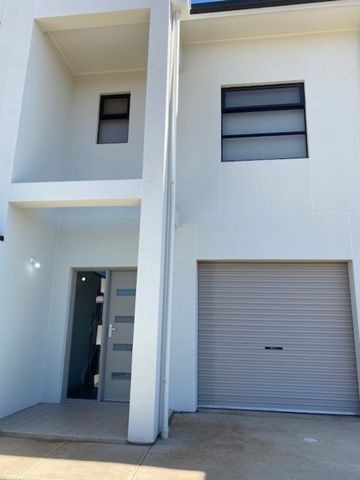 Modern 3 Bedroom Townhouse - Photo 4