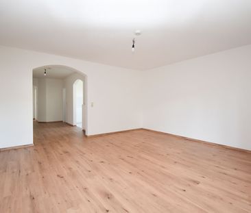 Großzügig geschnittene 3-Zimmer-Wohnung mit sonnigem Balkon! - Photo 1