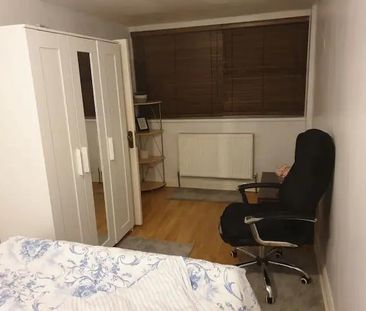 Room in a Shared House, Caletock Way, SE10 - Photo 6