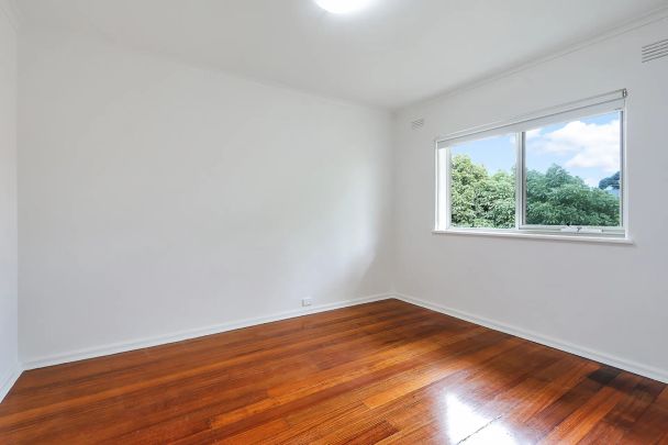 SPACIOUS, LIGHT-FILLED APARTMENT IN THE HEART OF SANDRINGHAM! - Photo 1