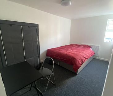 1 bedroom in a flat share to rent - Photo 2