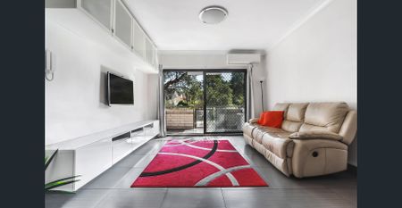 Renovated modern apartment in an ideal location - Photo 2