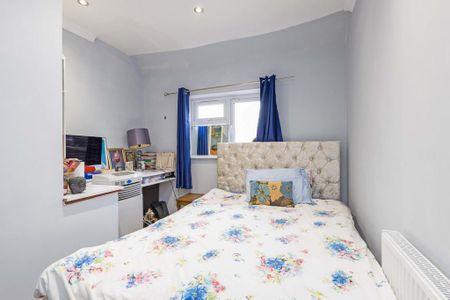 4 bedroom semi-detached house to rent - Photo 3