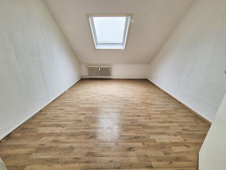 Frisch saniert & sofort bezugsbereit – helle 3-Zimmer-DG-Wohnung - Photo 5