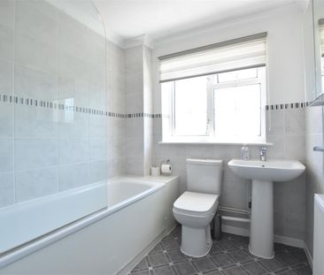 Pound Court, Ashtead - Photo 1