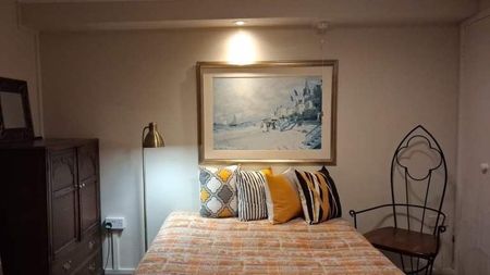 2 Bed Flat, High Kingsdown, BS2 - Photo 3