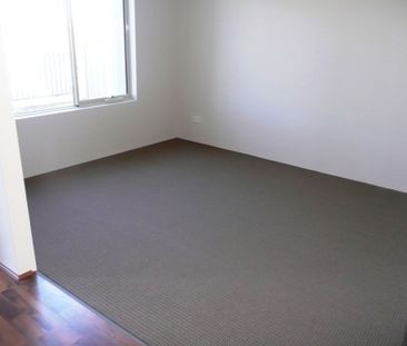 Stunning 2-Storey 4-Bedroom Home with Ocean Views in Two Rocks! - Photo 2