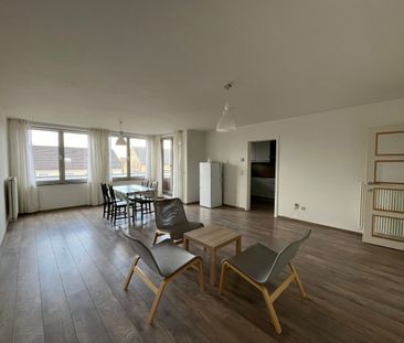 Ruim appartement met drie slaapkamers, terras en garagebox - Photo 4