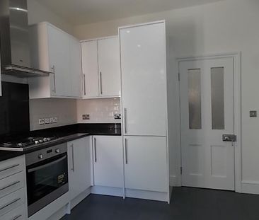 3 bedroom flat to rent - Photo 6