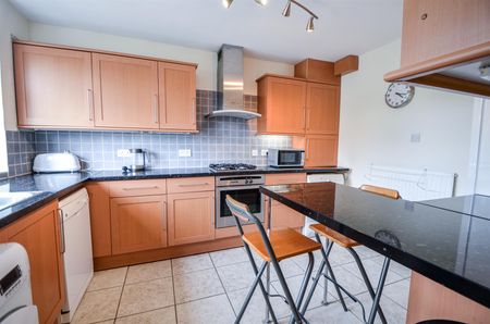 2 bedroom flat - Photo 2