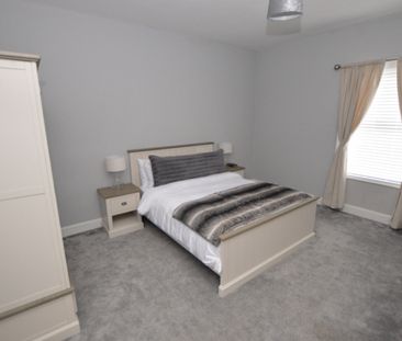 3 Bedroom Terraced House - Photo 2