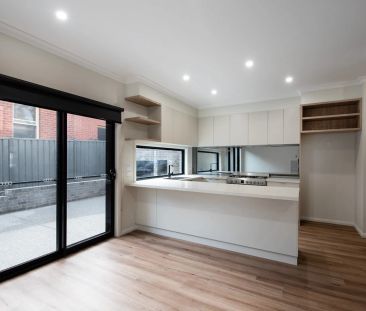 Stylish and Modern Family Home in Kennington - Photo 3