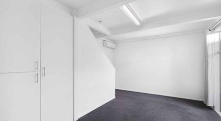 Charming 2BR Townhouse with Single garage - Photo 2