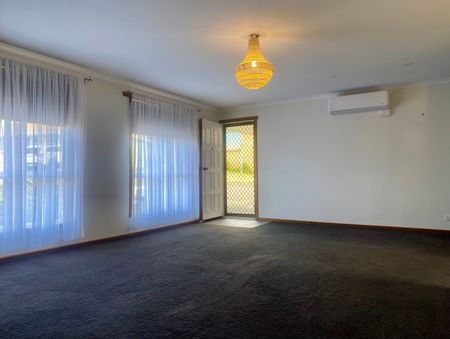 2 bedroom unit - Close to town - Photo 2