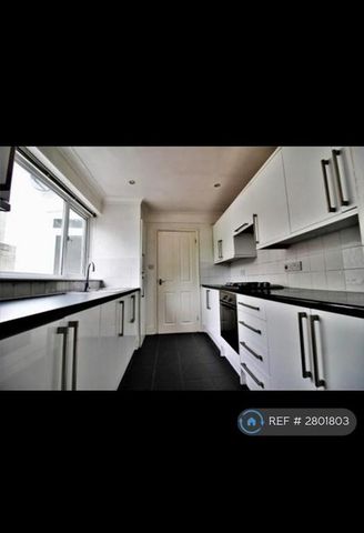 2 bedroom end of terrace house to rent - Photo 2