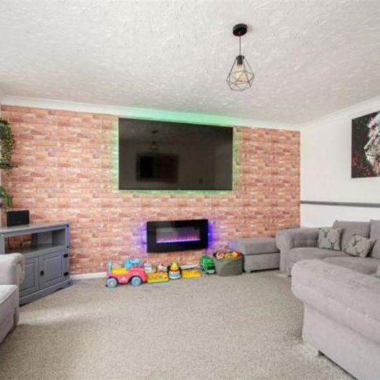 4 bedroom detached house to rent - Photo 1