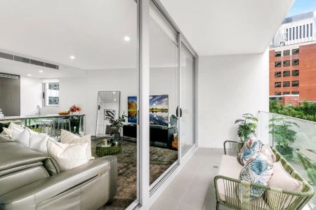 “Stylish North Facing Modern Living With Ultra Convenience” - Photo 3