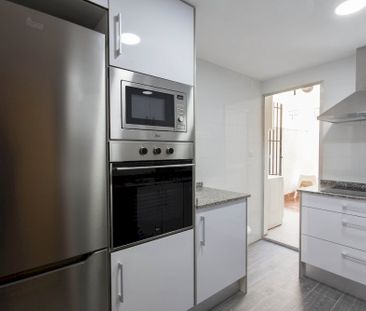 Double room in Avenida de la Constitución - Photo 3