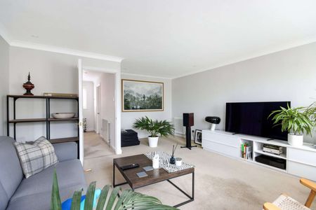 Elegant town centre mews house with premium finishes, south-west garden, and parking. - Photo 2