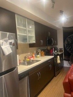 Vancouver Court - 2 - Photo 3