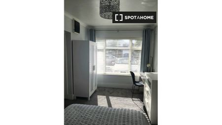 Modern room for rent in 5-bedroom house, Woodstown Village - Photo 2