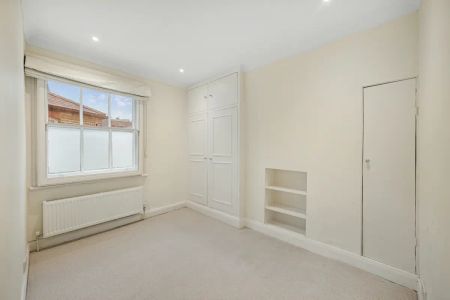 3 bedroom flat in London - Photo 3