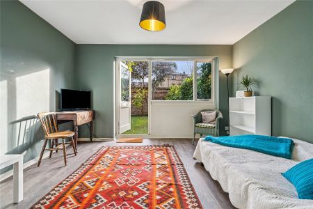 St. Andrews Square, London, W11 ground floor flat to rent - Photo 5