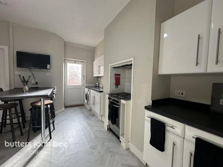 1 bedroom in a house share to rent - Photo 2