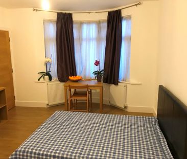 Studio Flat, Iveagh Avenue, NW10 - Photo 2