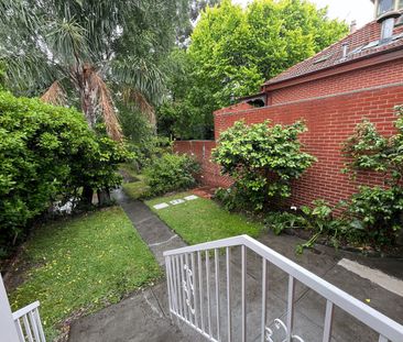 Clean Bright Family Home with Camberwell Junction at your doorstep - Photo 5