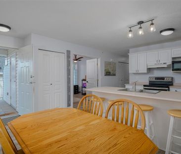 Nanaimo- Spacious 2bed/ 2bath + Den Townhome - Photo 6