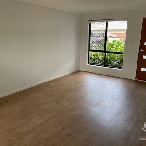 3 BEDROOM TOWNHOUSE - 2 Car, Air Cons, Pets Welcome - Photo 1