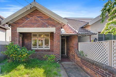 Lovely Home in a Quiet Street Close to Charing Cross and Local Beaches - Photo 5