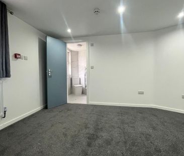 4 bedroom semi-detached house to rent - Photo 4