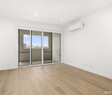 Brand new chic three level residence in prime location - Photo 5