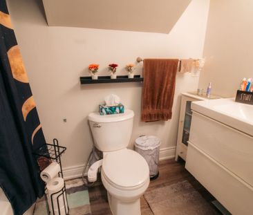 2 BEDROOMS LOWER UNIT IN ST. CATHARINES!!! - Photo 2