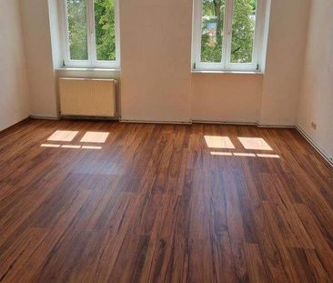 Perfekte Wohnung mit Charme! Wohnküche, Balkon und Tageslichtbad mi... - Photo 1