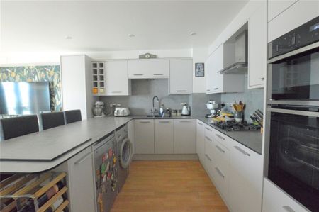 Eldon Court, Slaney Road, Romford, RM1 - Photo 2