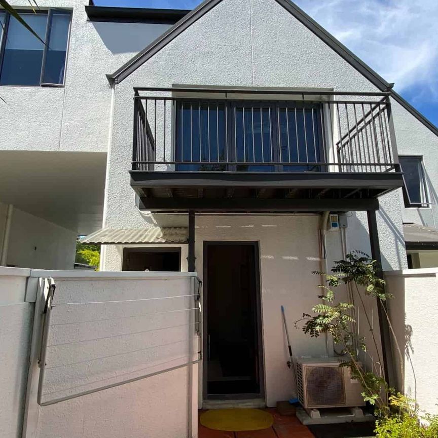 RICCARTON - FANTASTIC LOCATION, 3 BEDROOMS + STUDY, 2 BATHROOMS, HEATPUMP - Photo 1
