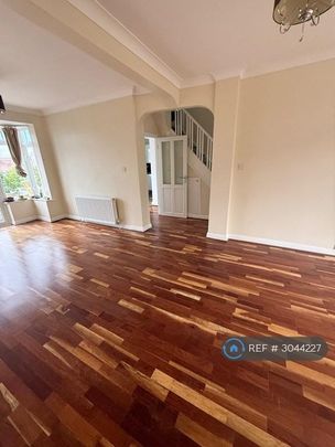 4 bedroom semi-detached house to rent - Photo 1