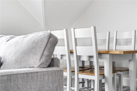 *Includes GAS & ELECTRIC* Spacious and well presented three bedroom recently refurbished top floor apartment in central Summertown and within a short walk to shops and facilities. Close to bus stop with regular bus running into the city centre. - Photo 5