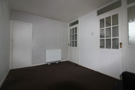 3 Bedroom End Terraced House - Photo 3