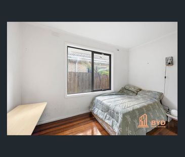 Cosy 3 Bedroom home - Incredible Location - Walk to Everything - Photo 2