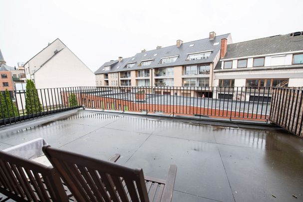 Instapklaar lichtrijk appartement met 2 slaapkamer, garagebox en zéér ruim terras! - Photo 1