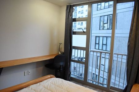 Three bedroom Central Apt w/ Balcony - Photo 2