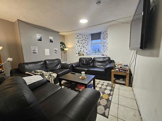 Brudenell Grove, Hyde Park - Photo 1